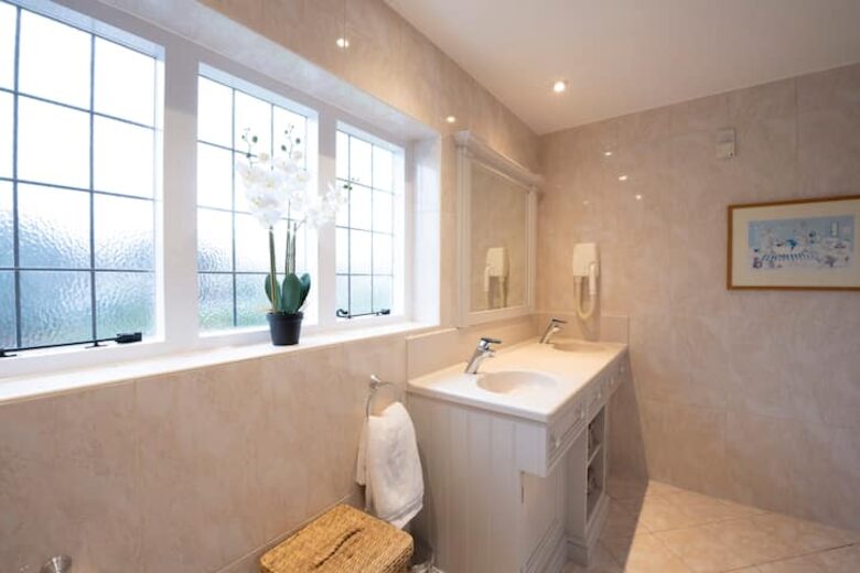 Grand Coastal Family Estate with Golf Course Outlook - Frinton-on-Sea, United Kingdom