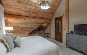 Handcrafted Log Cabin Retreat on Lake Norman - Mooresville, North Carolina