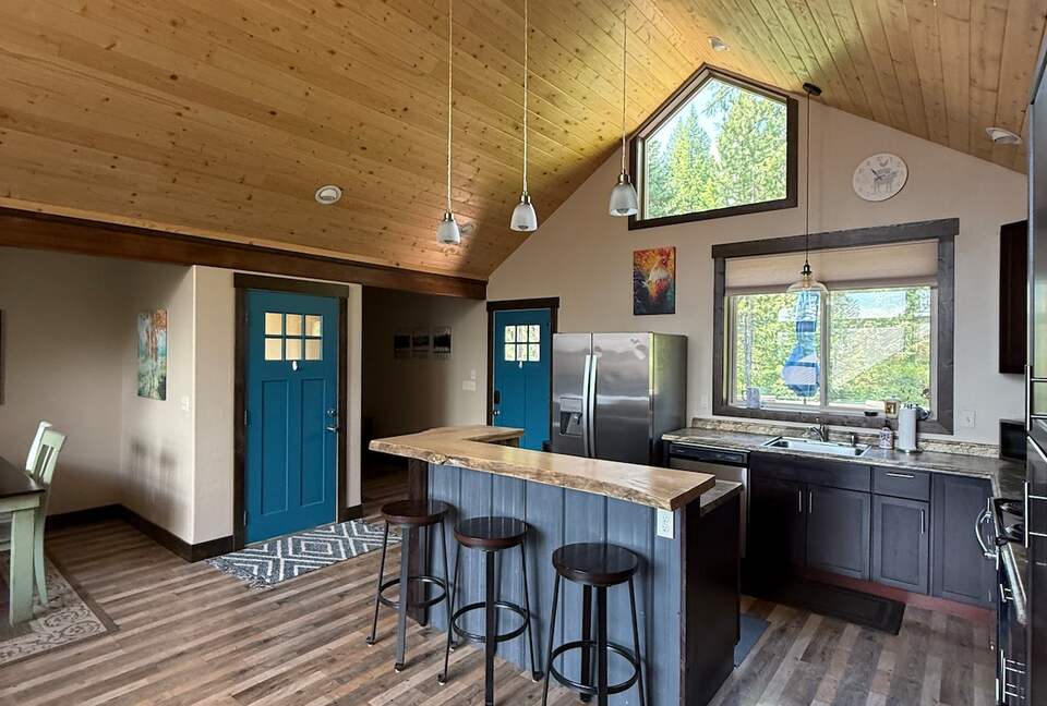 Secluded Forest Guesthouse Near Whitefish - Whitefish, Montana