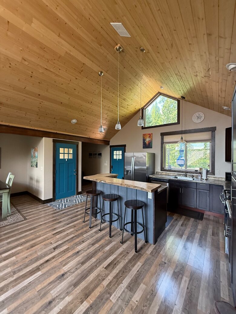 Secluded Forest Guesthouse Near Whitefish - Whitefish, Montana
