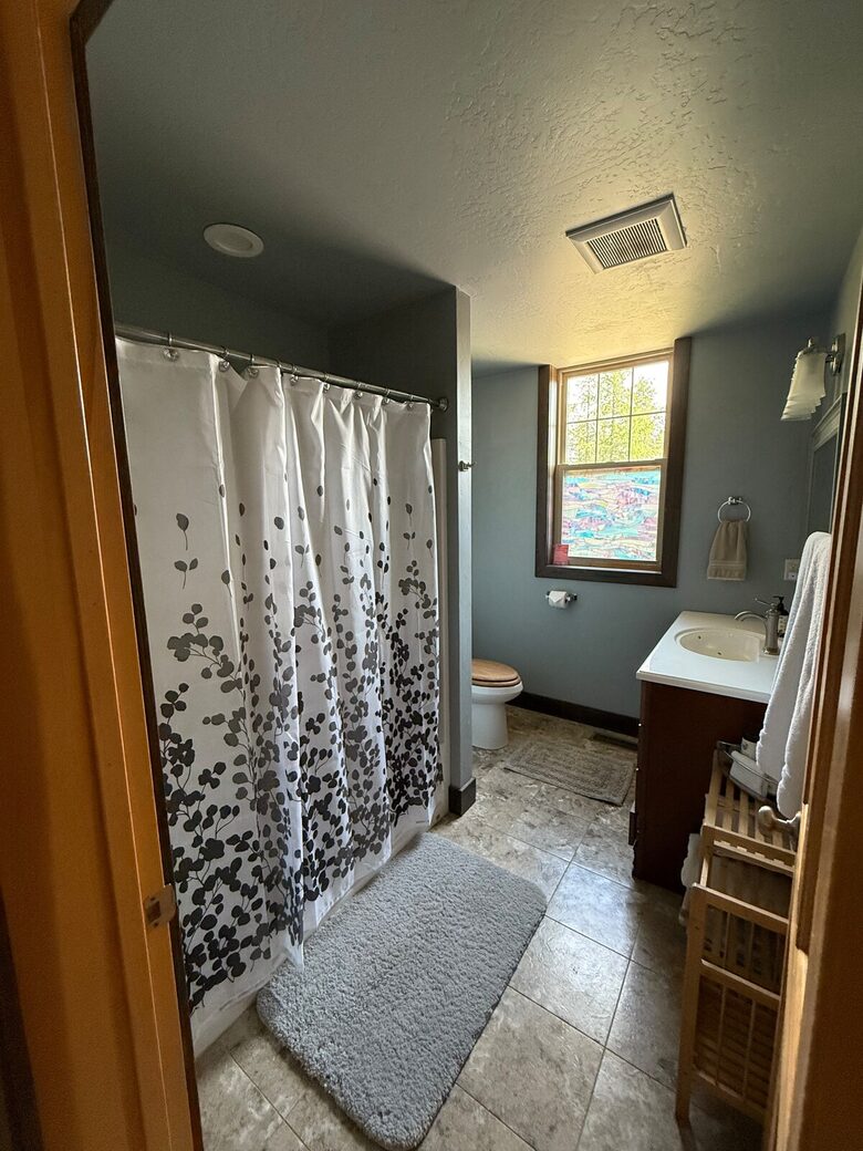 Secluded Forest Guesthouse Near Whitefish - Whitefish, Montana