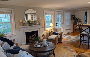 Charming Hydrangea Cottage in Osterville Village near Beaches - Osterville, Massachusetts