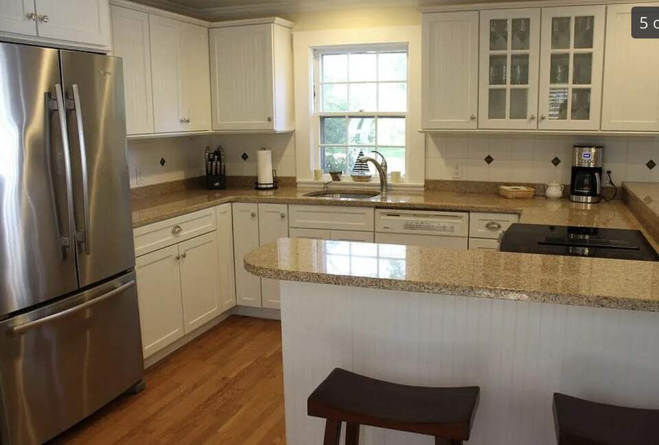 Charming Hydrangea Cottage in Osterville Village near Beaches - Osterville, Massachusetts