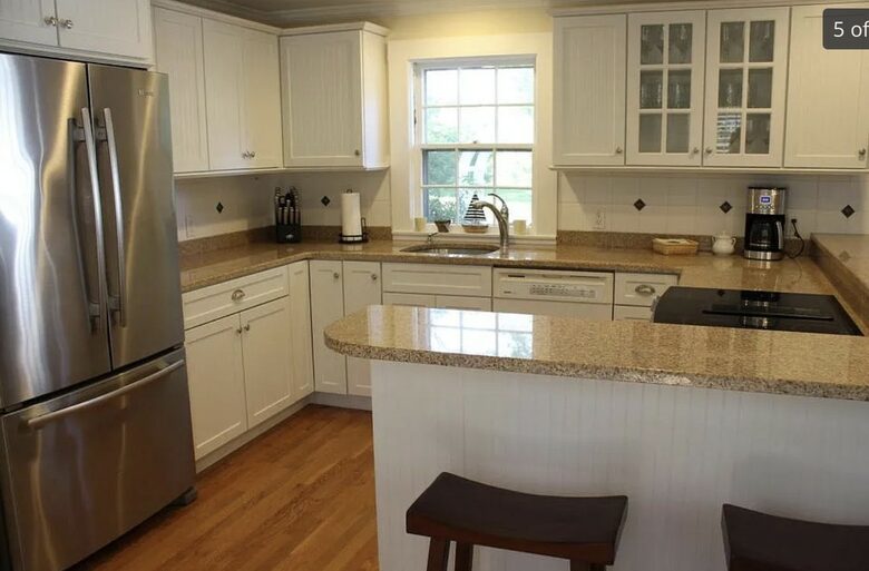 Charming Hydrangea Cottage in Osterville Village near Beaches - Osterville, Massachusetts