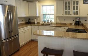 Charming Hydrangea Cottage in Osterville Village near Beaches - Osterville, Massachusetts