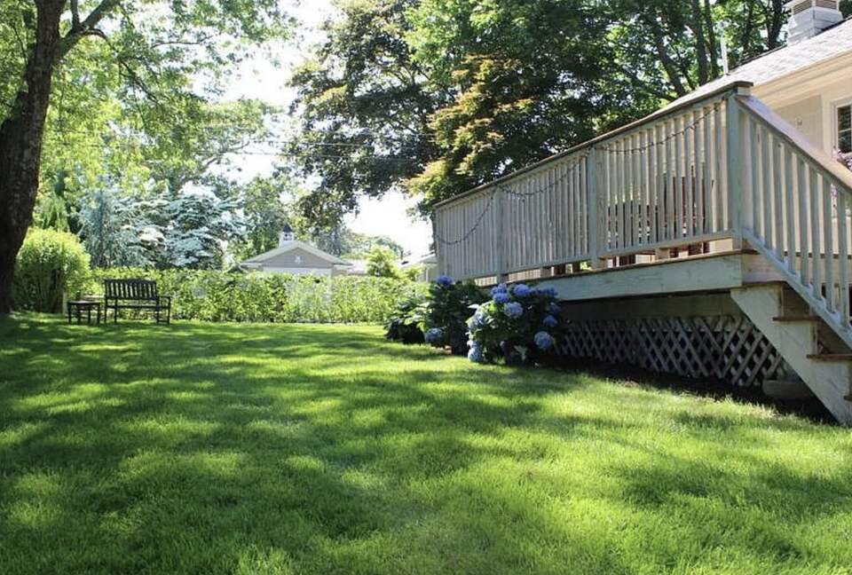 Charming Hydrangea Cottage in Osterville Village near Beaches - Osterville, Massachusetts
