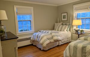 Charming Hydrangea Cottage in Osterville Village near Beaches - Osterville, Massachusetts