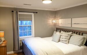 Charming Hydrangea Cottage in Osterville Village near Beaches - Osterville, Massachusetts