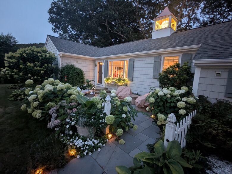 Charming Hydrangea Cottage in Osterville Village near Beaches - Osterville, Massachusetts