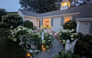 Charming Hydrangea Cottage in Osterville Village near Beaches - Osterville, Massachusetts