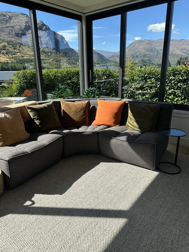 Arrowtown Golfside Retreat with Sun-Soaked Living - Arrowtown, New Zealand