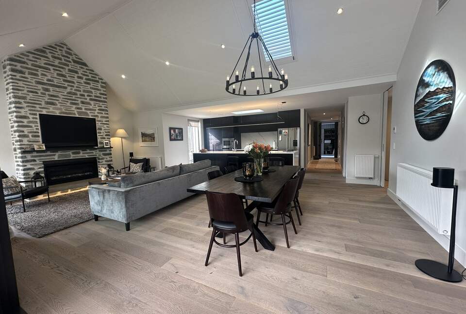 Arrowtown Golfside Retreat with Sun-Soaked Living - Arrowtown, New Zealand