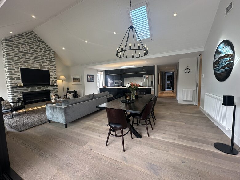 Arrowtown Golfside Retreat with Sun-Soaked Living - Arrowtown, New Zealand