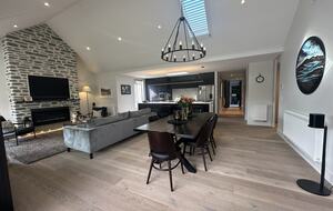 Arrowtown Golfside Retreat with Sun-Soaked Living - Arrowtown, New Zealand