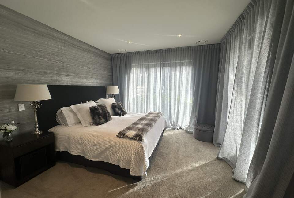 Arrowtown Golfside Retreat with Sun-Soaked Living - Arrowtown, New Zealand