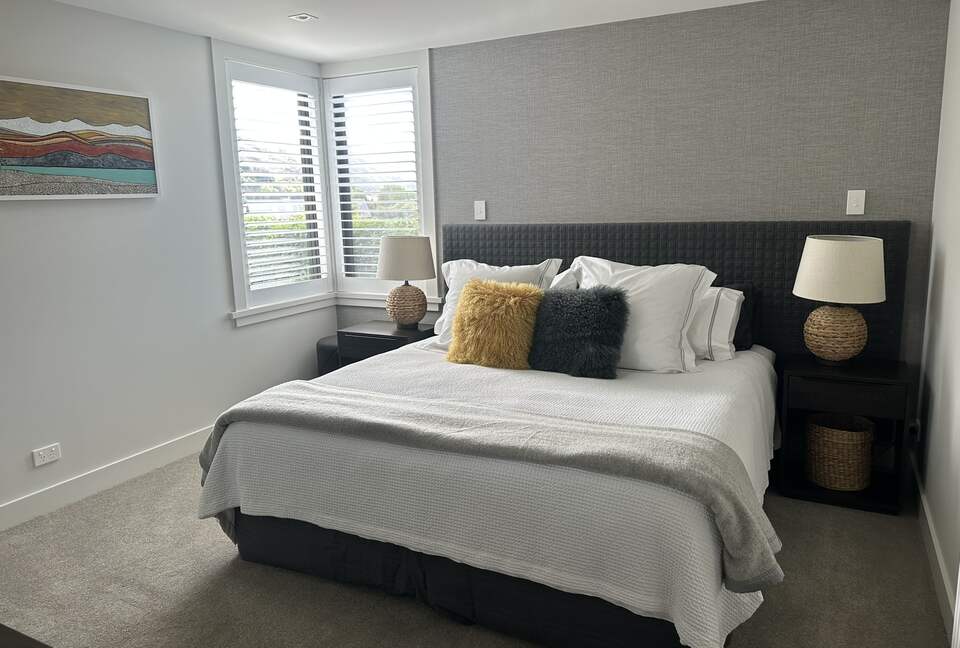 Arrowtown Golfside Retreat with Sun-Soaked Living - Arrowtown, New Zealand