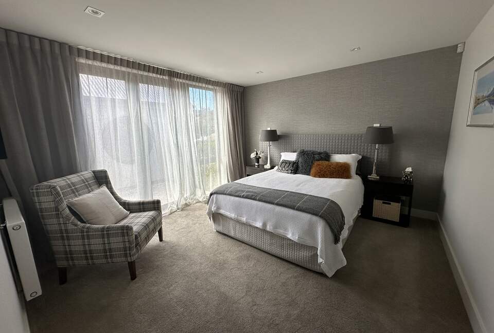 Arrowtown Golfside Retreat with Sun-Soaked Living - Arrowtown, New Zealand