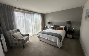 Arrowtown Golfside Retreat with Sun-Soaked Living - Arrowtown, New Zealand