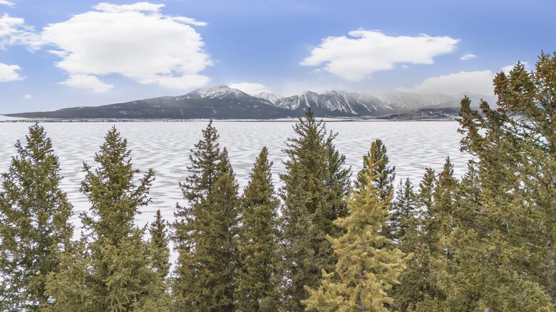 Modern Yellowstone Lake Lodge on Henrys Lake - Island Park, Idaho