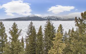 Modern Yellowstone Lake Lodge on Henrys Lake - Island Park, Idaho