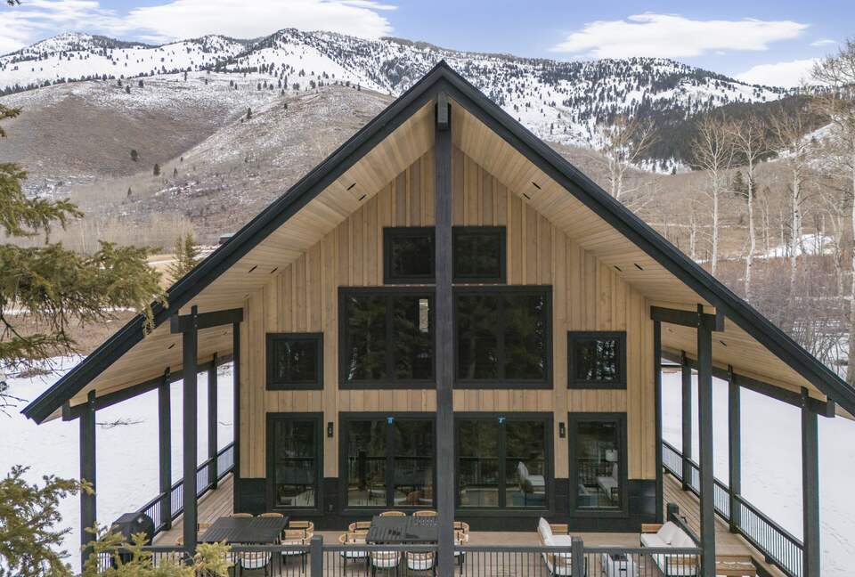 Modern Yellowstone Lake Lodge on Henrys Lake - Island Park, Idaho