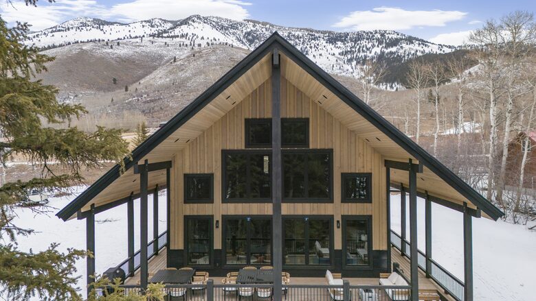 Modern Yellowstone Lake Lodge on Henrys Lake - Island Park, Idaho
