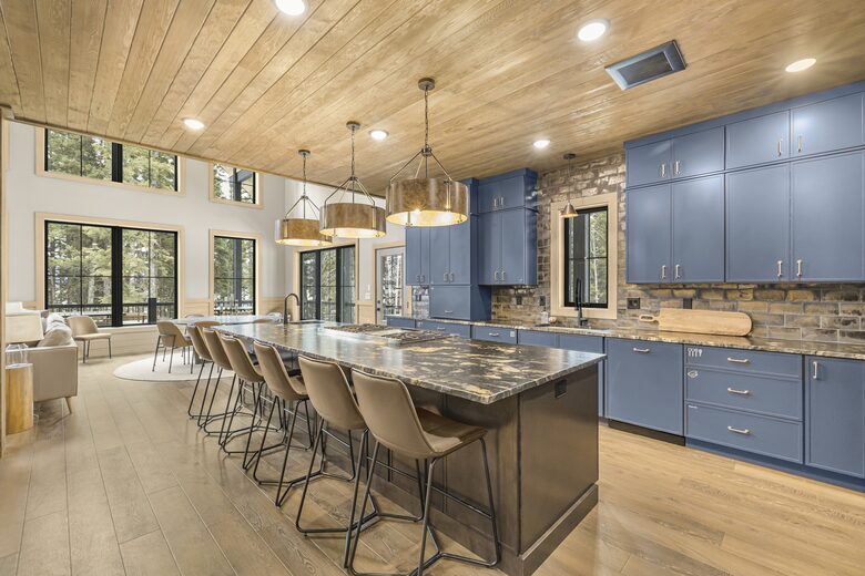 Modern Yellowstone Lake Lodge on Henrys Lake - Island Park, Idaho