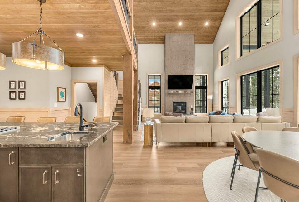 Modern Yellowstone Lake Lodge on Henrys Lake - Island Park, Idaho