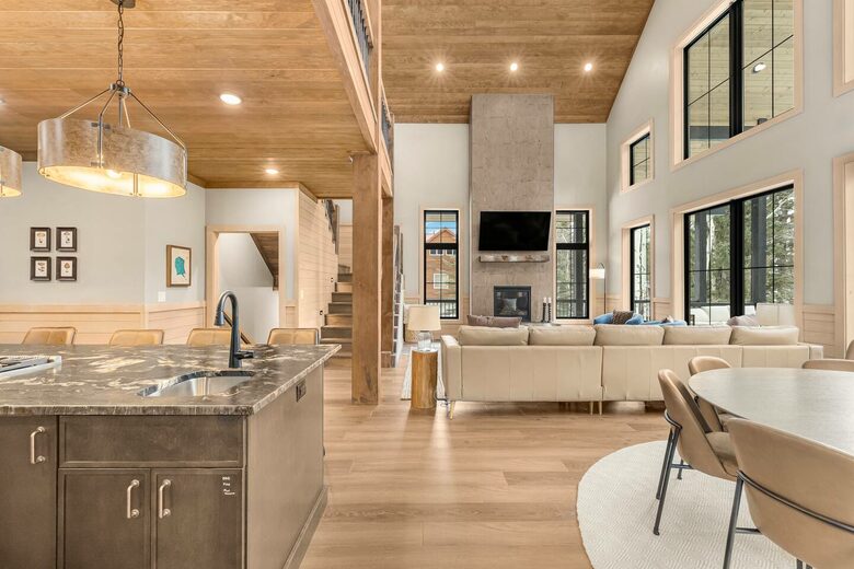 Modern Yellowstone Lake Lodge on Henrys Lake - Island Park, Idaho