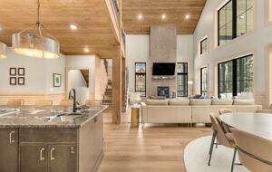 Modern Yellowstone Lake Lodge on Henrys Lake - Island Park, Idaho