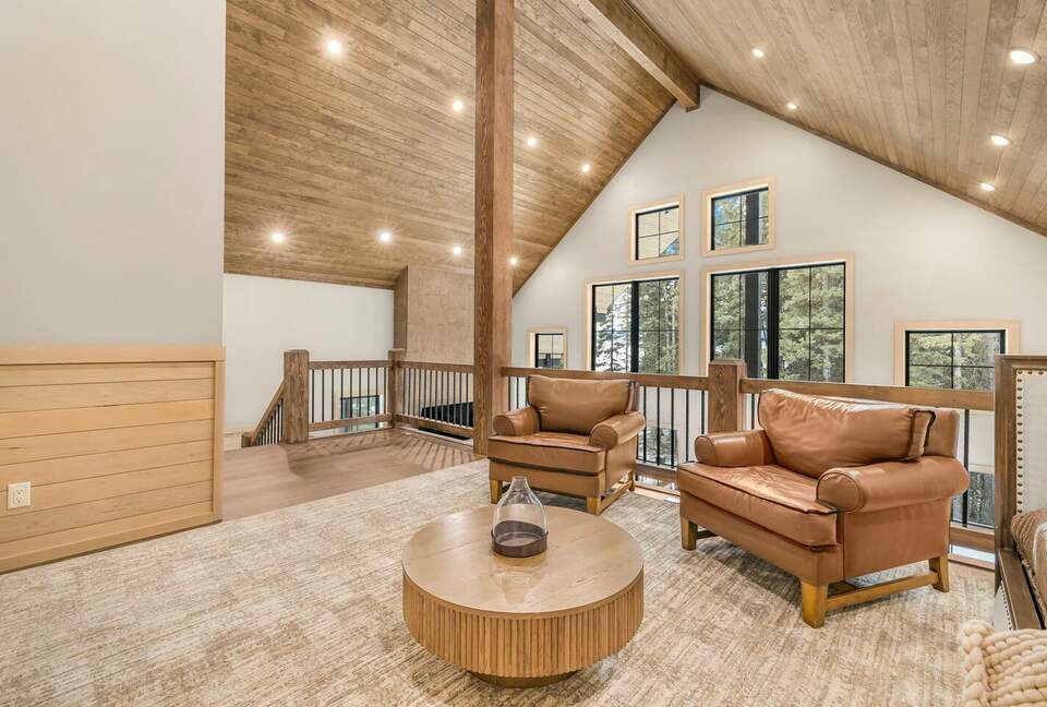 Modern Yellowstone Lake Lodge on Henrys Lake - Island Park, Idaho