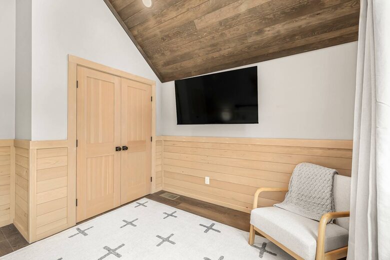 Modern Yellowstone Lake Lodge on Henrys Lake - Island Park, Idaho