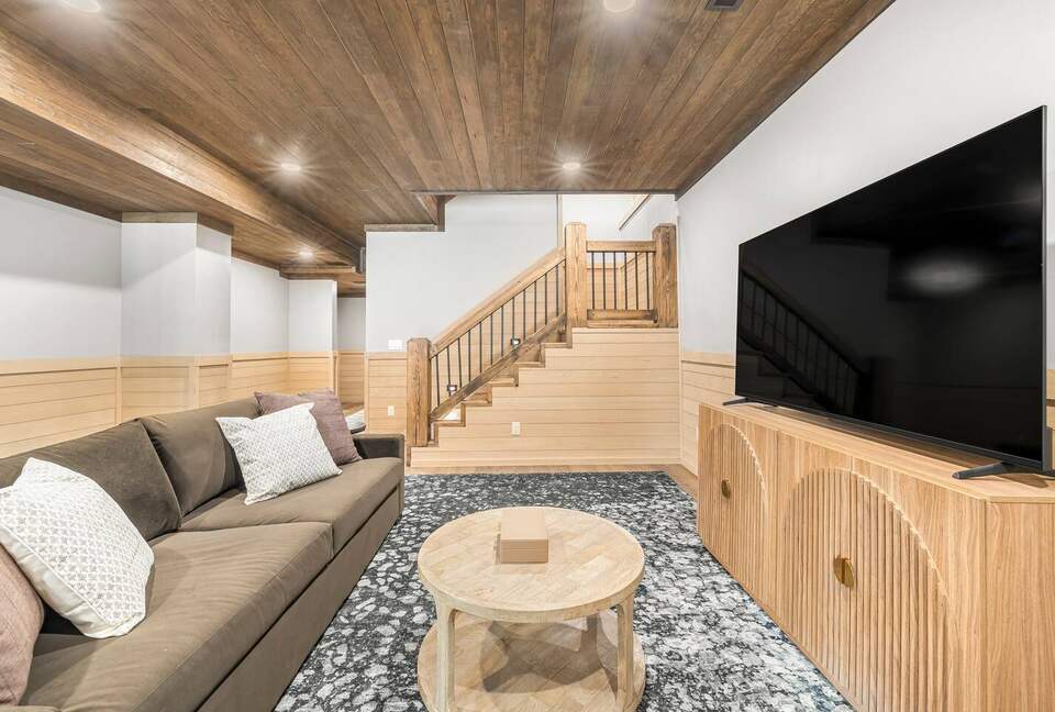 Modern Yellowstone Lake Lodge on Henrys Lake - Island Park, Idaho