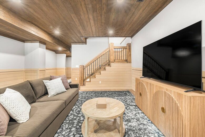 Modern Yellowstone Lake Lodge on Henrys Lake - Island Park, Idaho