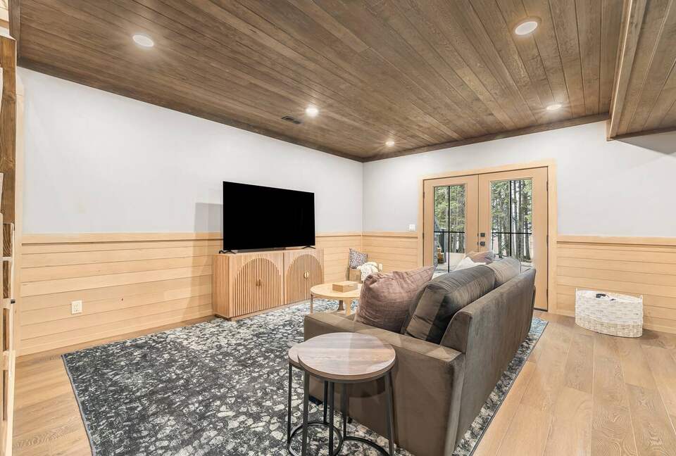 Modern Yellowstone Lake Lodge on Henrys Lake - Island Park, Idaho