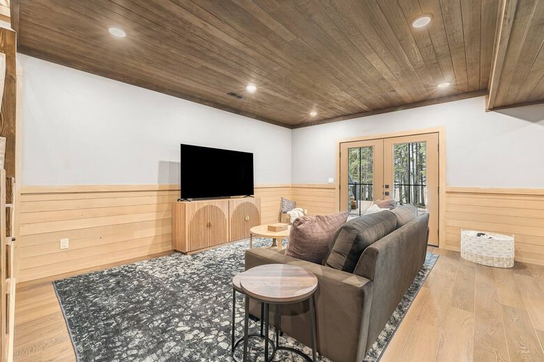 Modern Yellowstone Lake Lodge on Henrys Lake - Island Park, Idaho