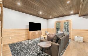 Modern Yellowstone Lake Lodge on Henrys Lake - Island Park, Idaho