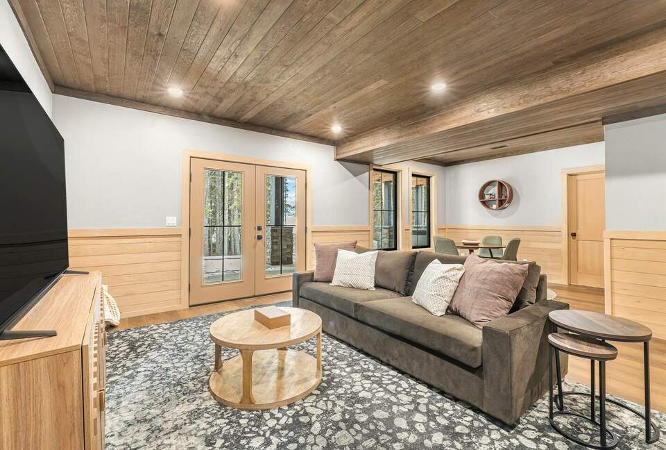 Modern Yellowstone Lake Lodge on Henrys Lake - Island Park, Idaho