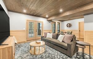 Modern Yellowstone Lake Lodge on Henrys Lake - Island Park, Idaho