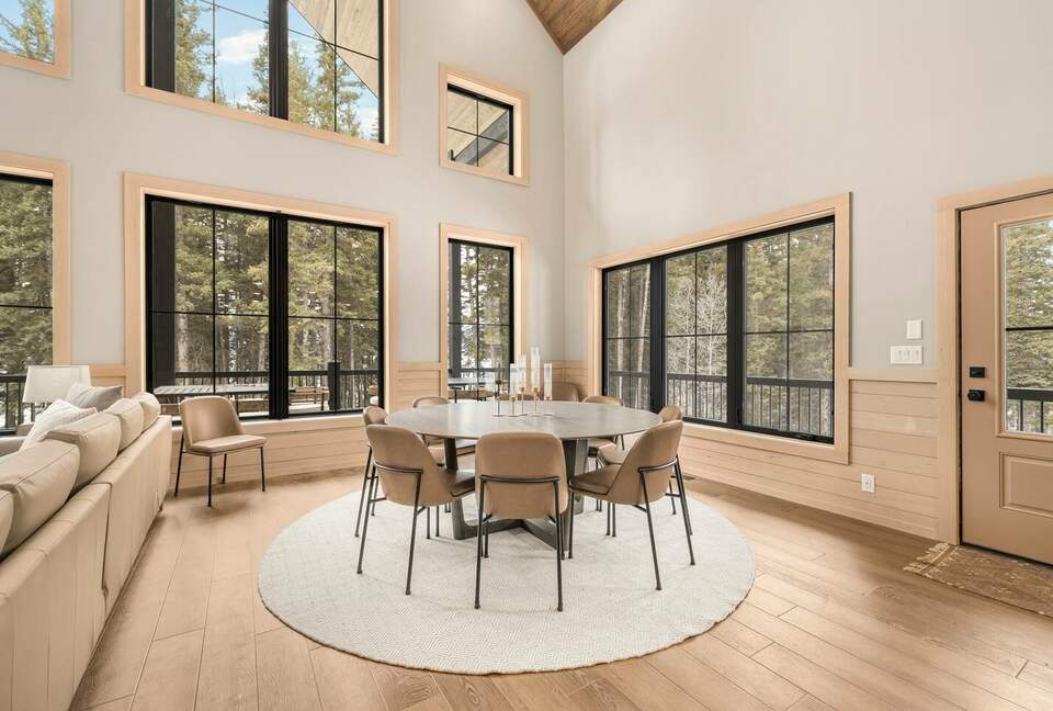 Modern Yellowstone Lake Lodge on Henrys Lake - Island Park, Idaho