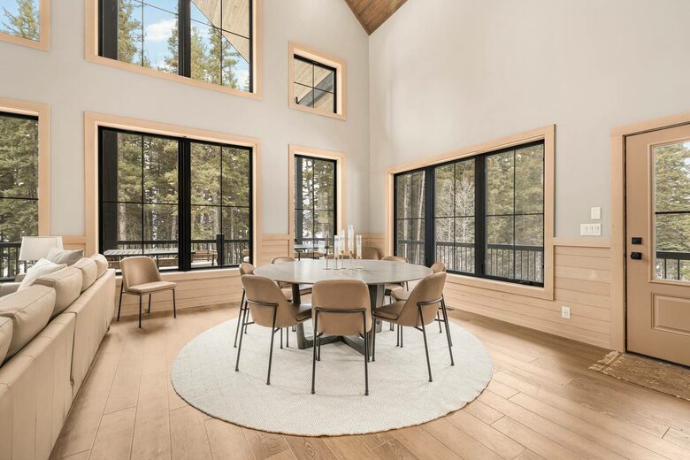 Modern Yellowstone Lake Lodge on Henrys Lake - Island Park, Idaho