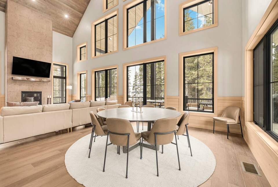 Modern Yellowstone Lake Lodge on Henrys Lake - Island Park, Idaho