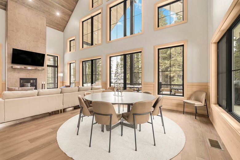 Modern Yellowstone Lake Lodge on Henrys Lake - Island Park, Idaho