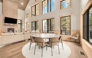 Modern Yellowstone Lake Lodge on Henrys Lake - Island Park, Idaho