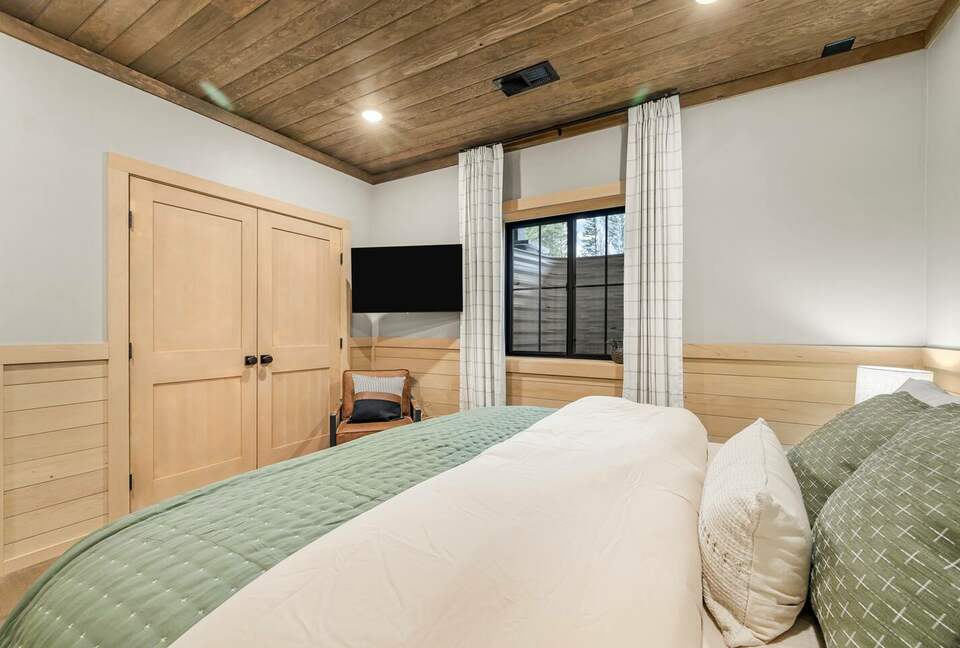 Modern Yellowstone Lake Lodge on Henrys Lake - Island Park, Idaho