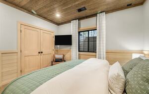 Modern Yellowstone Lake Lodge on Henrys Lake - Island Park, Idaho