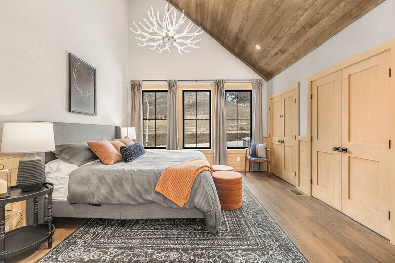 Modern Yellowstone Lake Lodge on Henrys Lake - Island Park, Idaho