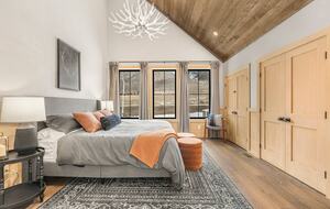 Modern Yellowstone Lake Lodge on Henrys Lake - Island Park, Idaho