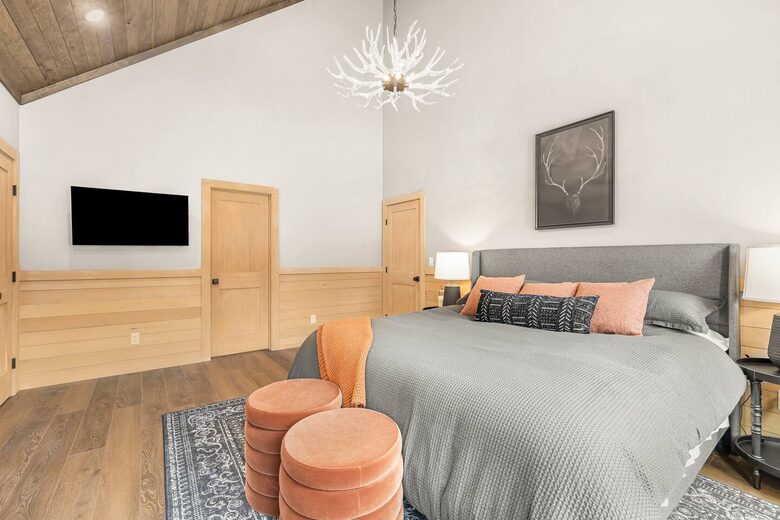 Modern Yellowstone Lake Lodge on Henrys Lake - Island Park, Idaho