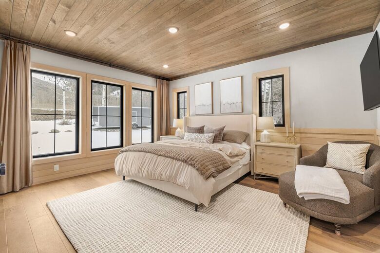 Modern Yellowstone Lake Lodge on Henrys Lake - Island Park, Idaho